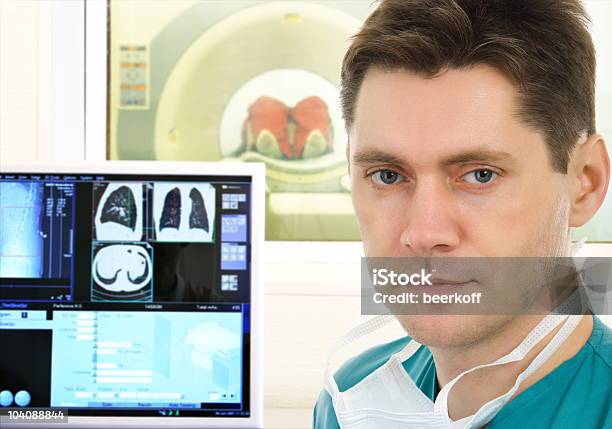의사 및 단층 영상 스캐너 병원 CAT 스캔에 대한 스톡 사진 및 기타 이미지 - CAT 스캔, CAT 스캔 기계, MRI 스캐너