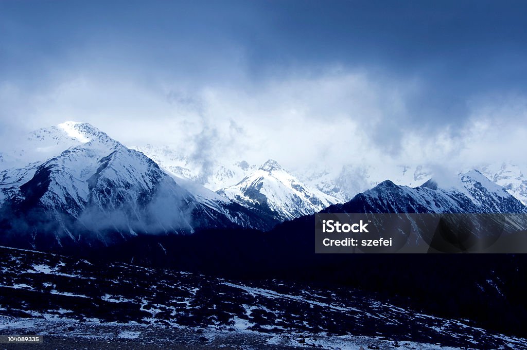 Paesaggio di montagna panoramica invernale - Foto stock royalty-free di Alpinismo