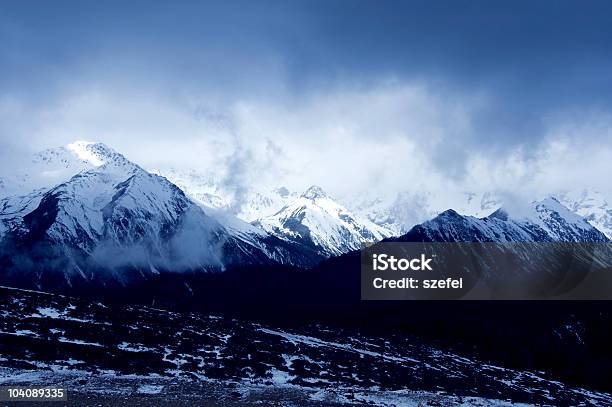 Paesaggio Di Montagna Panoramica Invernale - Fotografie stock e altre immagini di Alpinismo - Alpinismo, Ambientazione esterna, Ambientazione tranquilla
