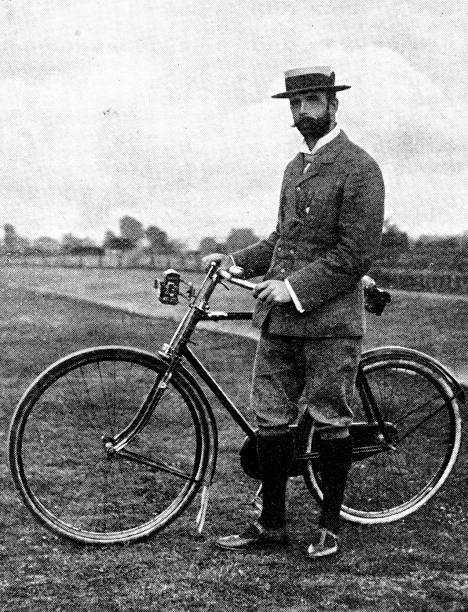 viktorianische bild von einem mann in plus vieren und ein bootsfahrer stand neben seinem fahrrad; von der navy und army illustriert 1899 - radfahren fotos stock-fotos und bilder