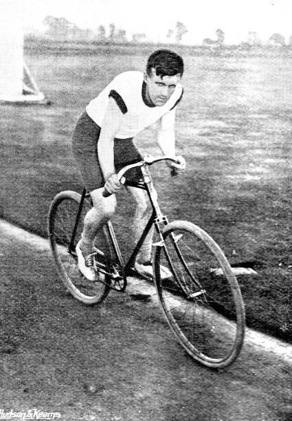 imagen victoriana de un hombre monta su bicicleta en una carrera; siglo 19 ciclismo; de la armada y el ejército ilustran 1899 - cycle racing fotografías e imágenes de stock