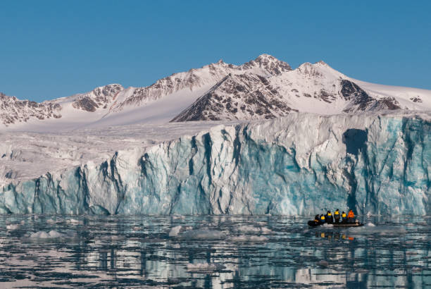aufblasbares boot vor gletscher, svalbard - mountain peak norway reflection sunlight stock-fotos und bilder