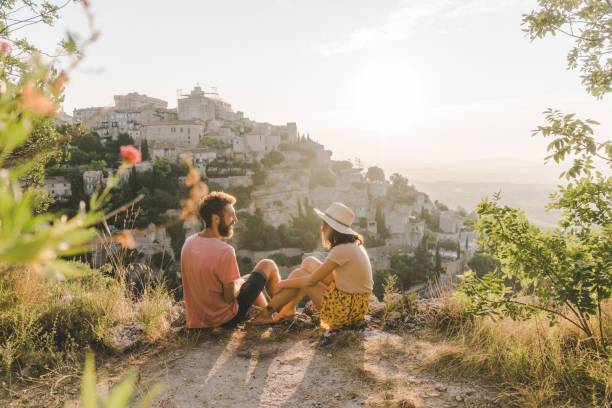 vrouw en man kijken schilderachtig uitzicht op gordes dorp in de provence - landschap dorp stockfoto's en -beelden