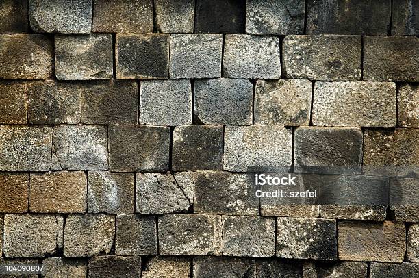 Old Stone Wall Foto de stock y más banco de imágenes de Abstracto - Abstracto, Adoquinado, Agrietado