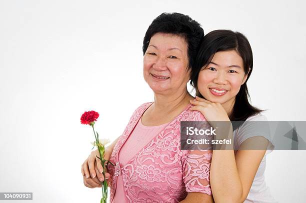 Mãe Filha Adulta - Fotografias de stock e mais imagens de 30-39 Anos - 30-39 Anos, 60-69 Anos, Abraçar