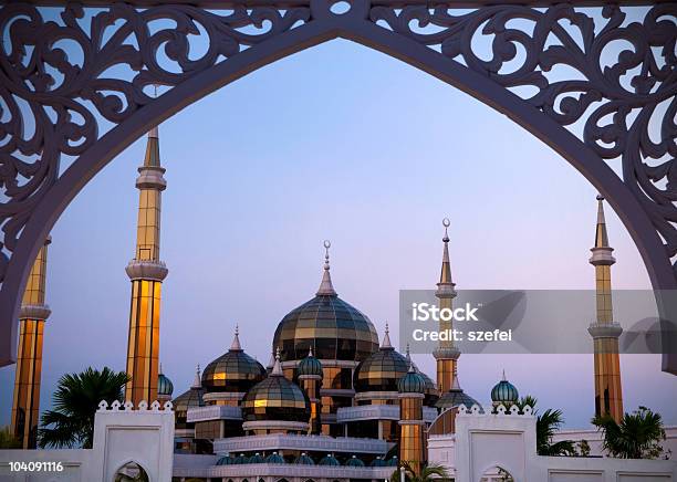 Foto de Mesquita De Cristal e mais fotos de stock de Arabesco - Estilo - Arabesco - Estilo, Arco - Característica arquitetônica, Arquitetura