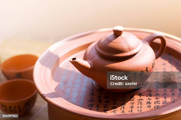 Chinês Cerâmica Bule De Chá E Copos - Fotografias de stock e mais imagens de Caligrafia - Caligrafia, Cultura Chinesa, Arte