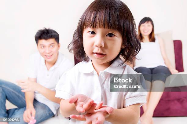 Familia Asiática Foto de stock y más banco de imágenes de Adulto - Adulto, Adulto joven, Alegre