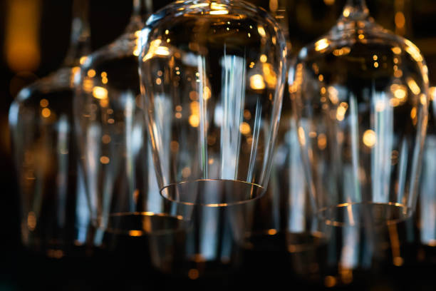 hanging copas de vino - barware fotografías e imágenes de stock