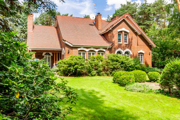 backround 茂みや緑の芝生の美しい英国スタイルの家の庭。実際の写真 - れんが造りの家 写真 ストックフォトと画像