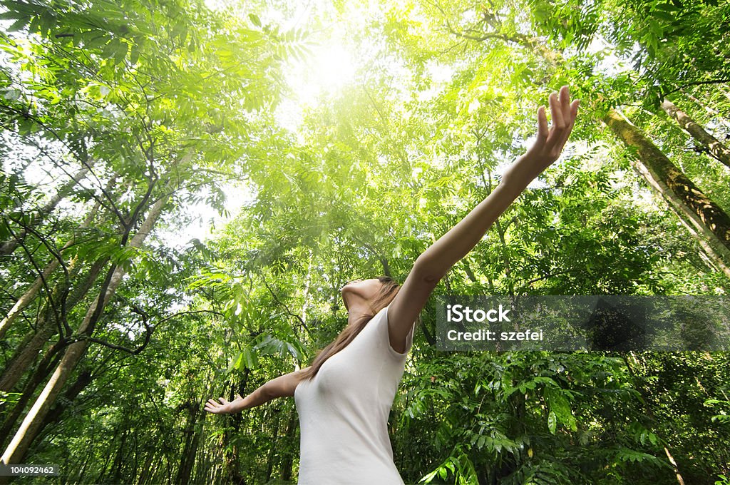 Junge Frau in der Natur im grünen Wald - Lizenzfrei Natur Stock-Foto