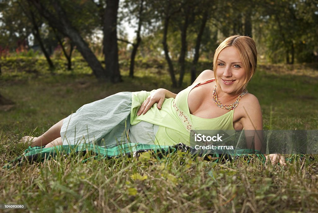 Femme enceinte sur une herbe - Photo de Adolescence libre de droits