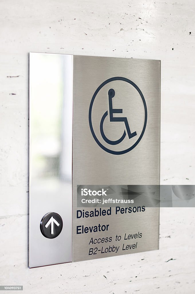 Ascenseur pour les personnes à mobilité réduite - Photo de Chaise roulante libre de droits