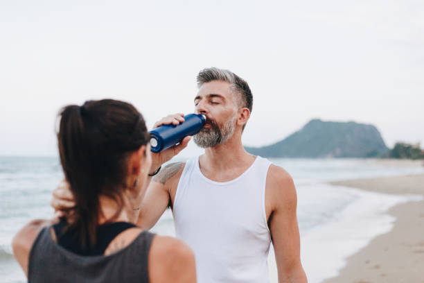 człowiek wody pitnej do nawodnienia - rehydrate zdjęcia i obrazy z banku zdjęć