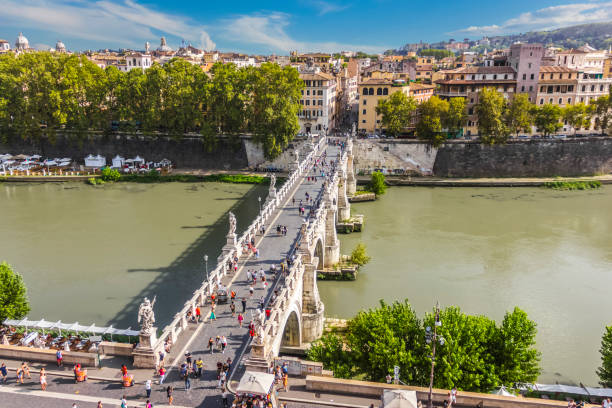 touristen auf ponte sant'angelo (aelian-brücke) in rom, blick vom castel sant'angelo - aelian bridge stock-fotos und bilder