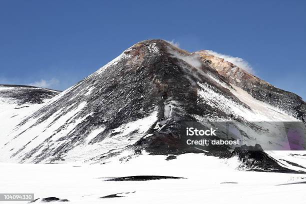 Volcán Monte Etna Cráter Foto de stock y más banco de imágenes de Aire libre - Aire libre, Azul, Blanco - Color