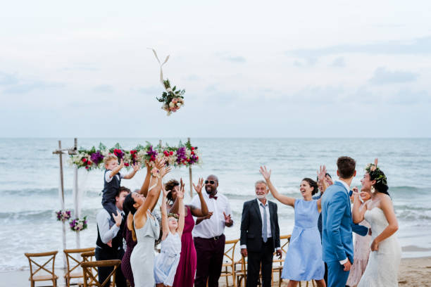 panna młoda rzucając bukiet na weselu - wedding beach bride groom zdjęcia i obrazy z banku zdjęć