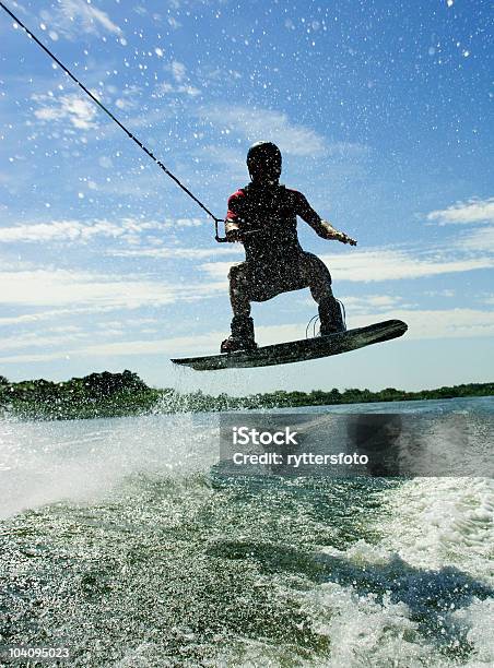 Wakeboard Прыжок С Тень — стоковые фотографии и другие картинки Вейкбординг - Вейкбординг, 20-24 года, 25-29 лет