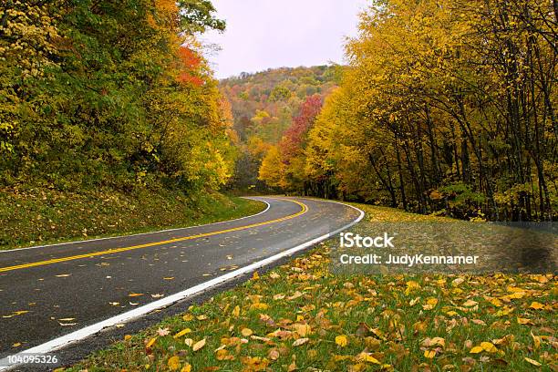 Curva Estrada De Outono Bonito - Fotografias de stock e mais imagens de Estrada Sinuosa - Estrada Sinuosa, Virgínia - Estado dos EUA, Amarelo