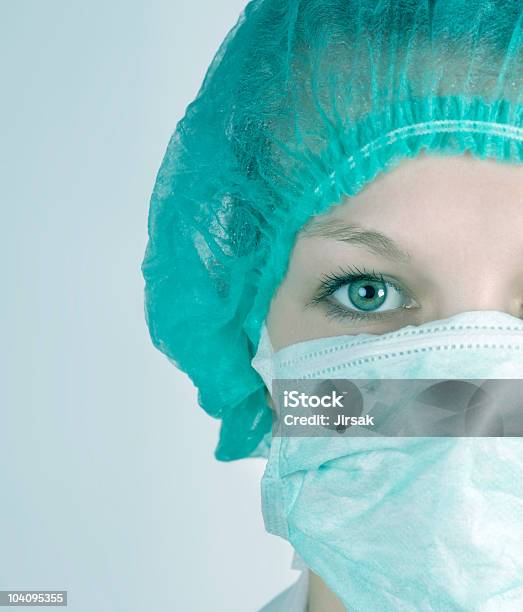 Médico Y Cirujano Foto de stock y más banco de imágenes de Gorro médico - Gorro médico, 20 a 29 años, 20-24 años