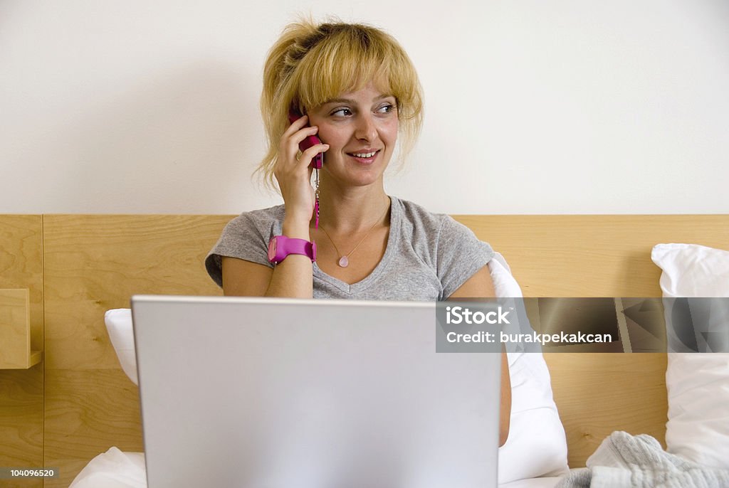 Empresaria sentado y hablando por teléfono - Foto de stock de 30-39 años libre de derechos