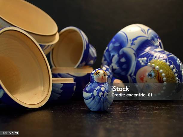 Azul Tradicional De Muñecas Rusas Sobre Fondo Negro Foto de stock y más banco de imágenes de Abierto
