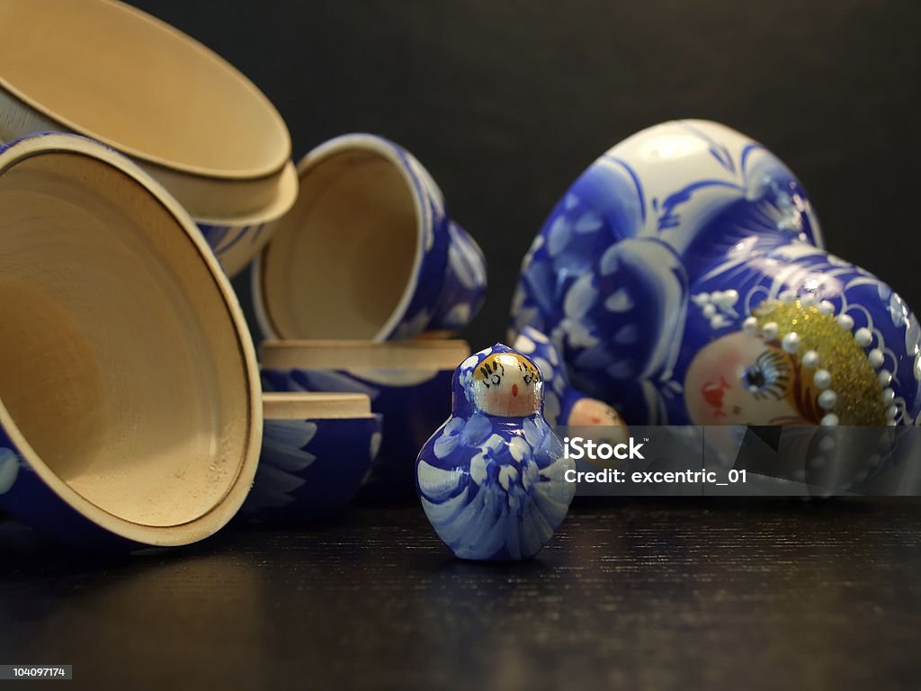 blue tradicionais bonecas russas em fundo preto - Foto de stock de Aberto royalty-free