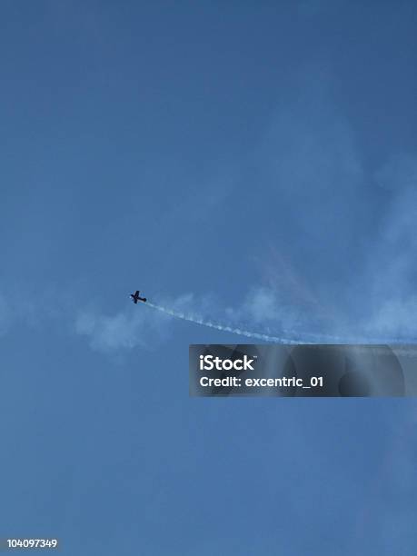 Foto de Avião No Céu e mais fotos de stock de Alto contraste - Alto contraste, Avião, Azul