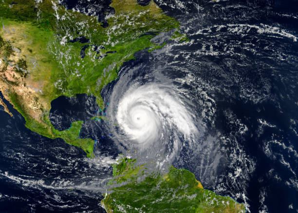 tropischer wirbelsturm nähert sich der usa. elemente des bildes sind von der nasa eingerichtet. - storm damage stock-fotos und bilder