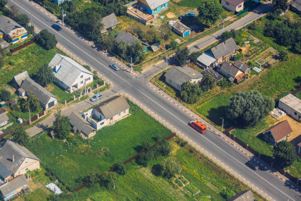 vue aérienne d’une banlieue typique en biélorussie - satellite view aerial view cityscape suburb photos et images de collection