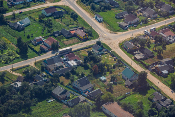 vue aérienne d’une banlieue typique en biélorussie - satellite view aerial view cityscape suburb photos et images de collection