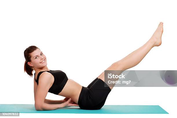 Giovane Donna Facendo Sollevamento Della Gamba - Fotografie stock e altre immagini di Adolescente - Adolescente, Adulto, Blu