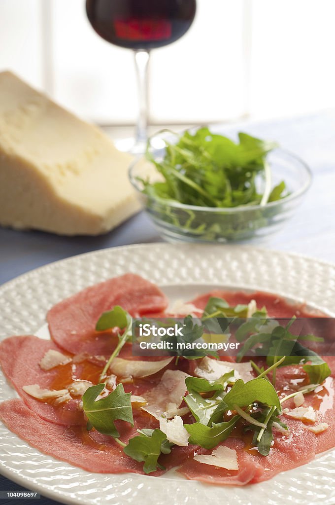 carpaccio con roqueta y queso parmesano - Foto de stock de Aceite de oliva libre de derechos