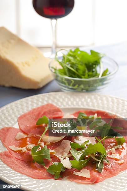 Photo libre de droit de Carpaccio De Roquette Et De Parmesan banque d'images et plus d'images libres de droit de Aliment - Aliment, Aliment cru, Aliment en portion