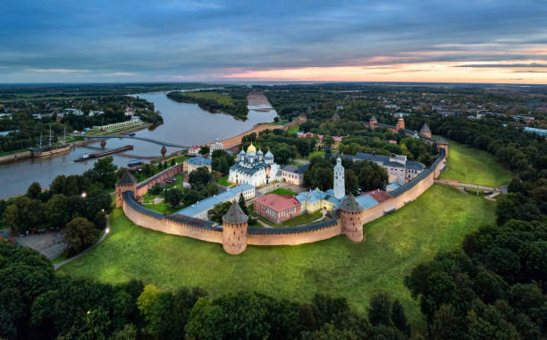 vista aérea de veliky novgorod kremlin ao entardecer - novgorod - fotografias e filmes do acervo