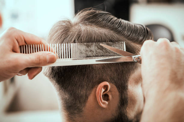 styling dei capelli da parrucchiere professionista - men hairdresser human hair hairstyle foto e immagini stock