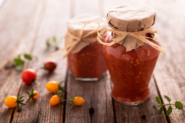 homemade hecho lutenica de cristal del tarro sobre la mesa - chutney jar tomato preserved fotografías e imágenes de stock