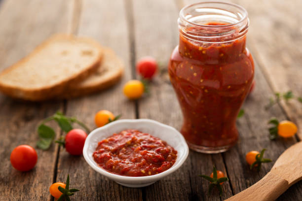 домашняя лютеника в стеклянной банке на столе - chutney jar tomato preserved стоковые фото и изображения