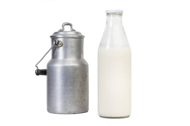 eine flasche milch und einer alten milchkanne - milk milk bottle bottle glass stock-fotos und bilder