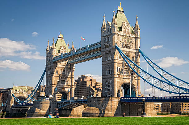 tower bridge - london england thames river sky tower zdjęcia i obrazy z banku zdjęć