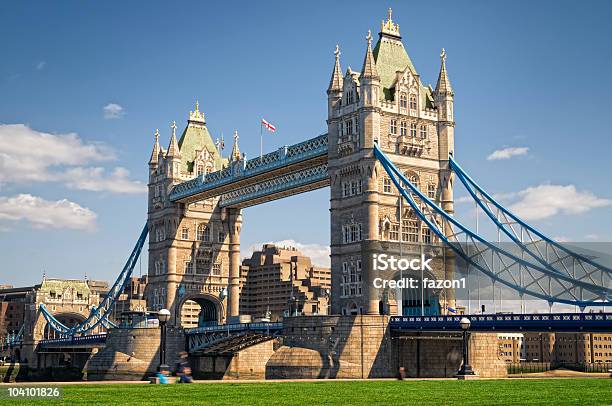 Tower Bridge - Fotografias de stock e mais imagens de Tower Bridge - Tower Bridge, Ao Ar Livre, Azul