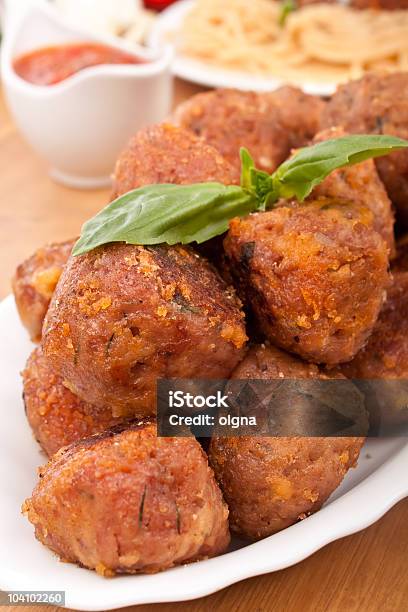 Polpette Di Pollo Su Un Piatto - Fotografie stock e altre immagini di Basilico - Basilico, Carne, Carne di pollo