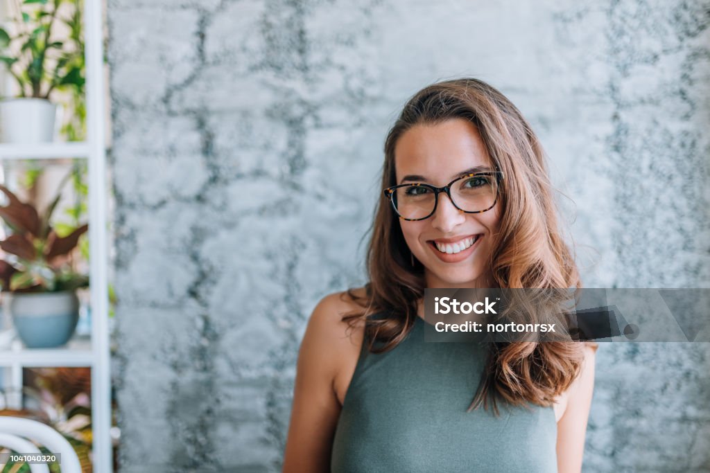 Tiro na cabeça de uma jovem linda com óculos. - Foto de stock de Óculos royalty-free