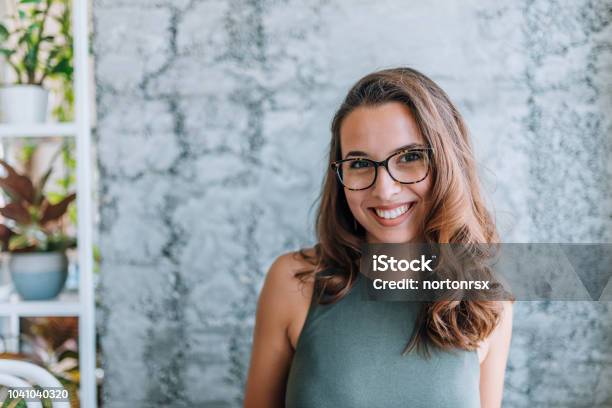 Foto de Tiro Na Cabeça De Uma Jovem Linda Com Óculos e mais fotos de stock de Óculos - Óculos, Mulheres, Só Uma Mulher