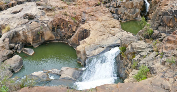 formaciones de roca y cascada en el nacional de lowveld jardín botánico, nelspruit, mpumalanga, sudáfrica - provincia de mpumalanga fotografías e imágenes de stock