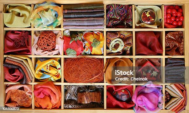 Foto de Vermelho Caixa e mais fotos de stock de Flor - Flor, Algodão - Material Têxtil, Amarelo
