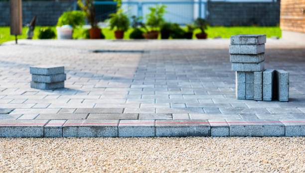 pose des pavés de béton gris dalles de patio allée cour dans la maison. - driveway stone paving stone concrete photos et images de collection