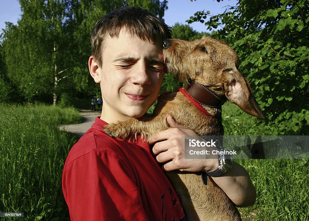 Teen e Cachorro - Foto de stock de Abraçar royalty-free