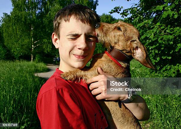 Foto de Teen E Cachorro e mais fotos de stock de Abraçar - Abraçar, Adolescente, Amor