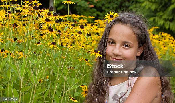 Photo libre de droit de Fille Et Fleurs banque d'images et plus d'images libres de droit de Fleur - Flore - Fleur - Flore, Adolescence, Adolescent